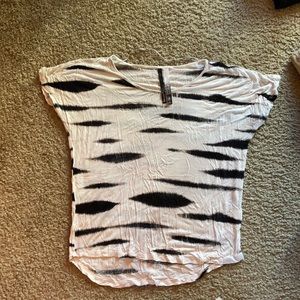 Black and white Kensie T-shirt size small